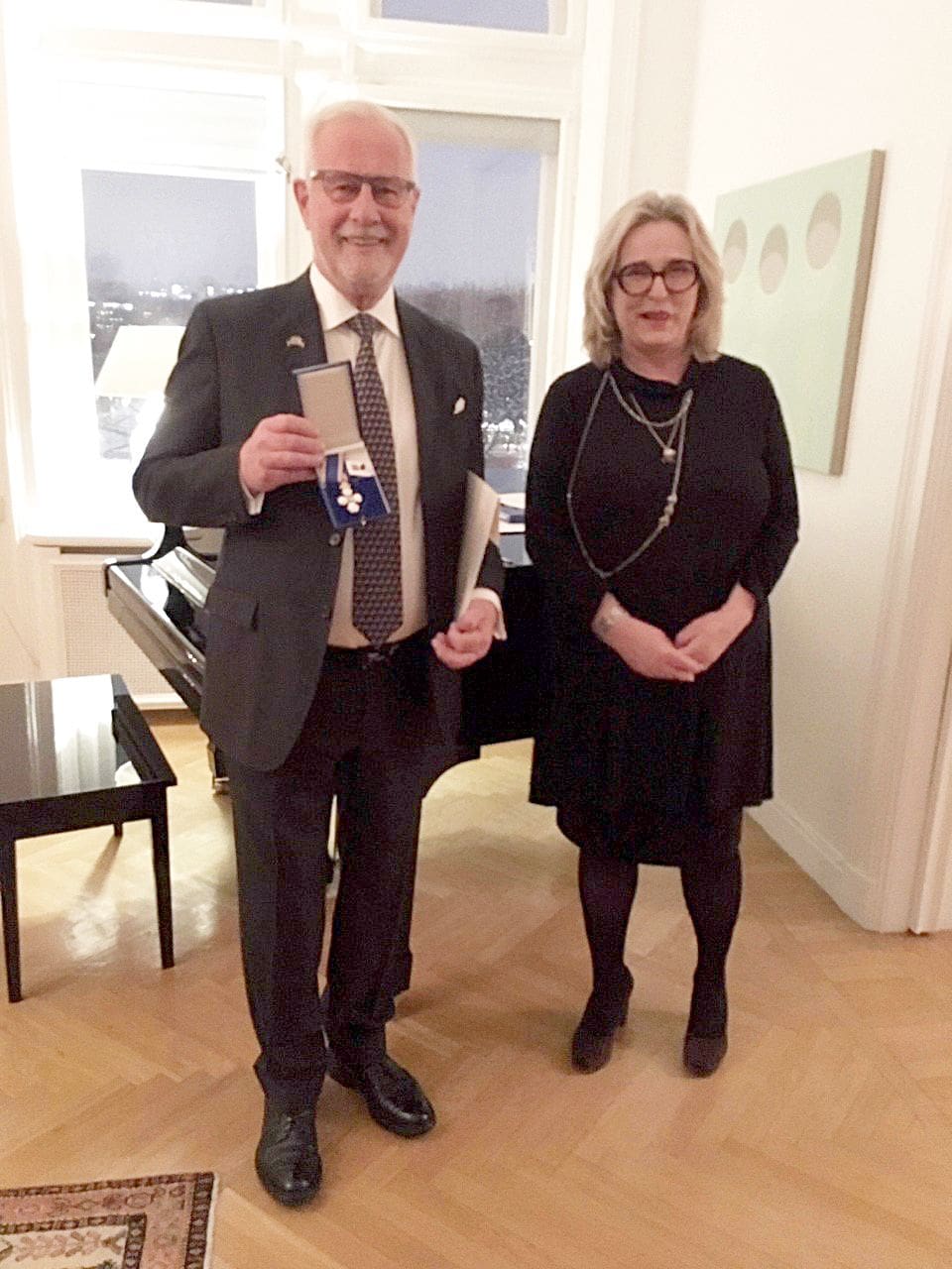 Göran Montan með riddarakross hinnar íslensku fálkaorðu ásamt honum er á myndinni Estrid Brekkan, Sendiherra Íslands í Svíþjóð.